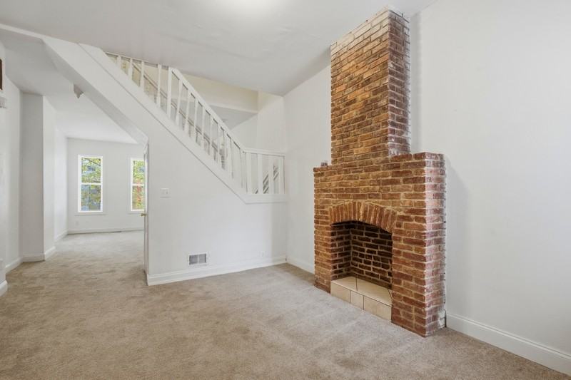 2546 W Baltimore St - Photo 5 of 21