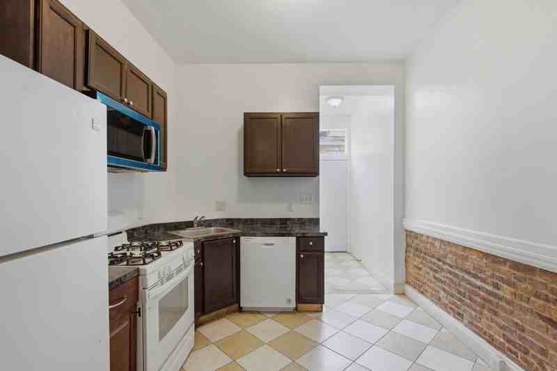 2546 W Baltimore St - Photo 6 of 21