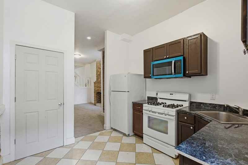 2546 W Baltimore St - Photo 7 of 21