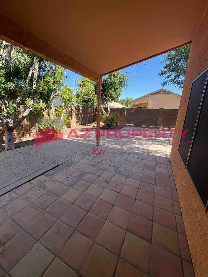 15745 W Latham St - Photo 7 of 23