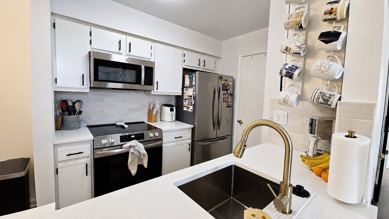 6904 Victoria Dr #L - Photo 7 of 16