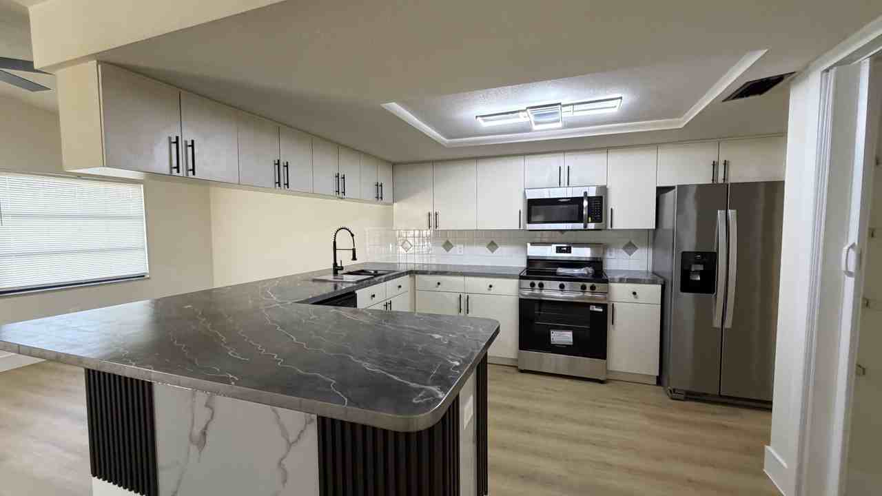 20538 Tappan Zee Dr - Photo 3 of 15