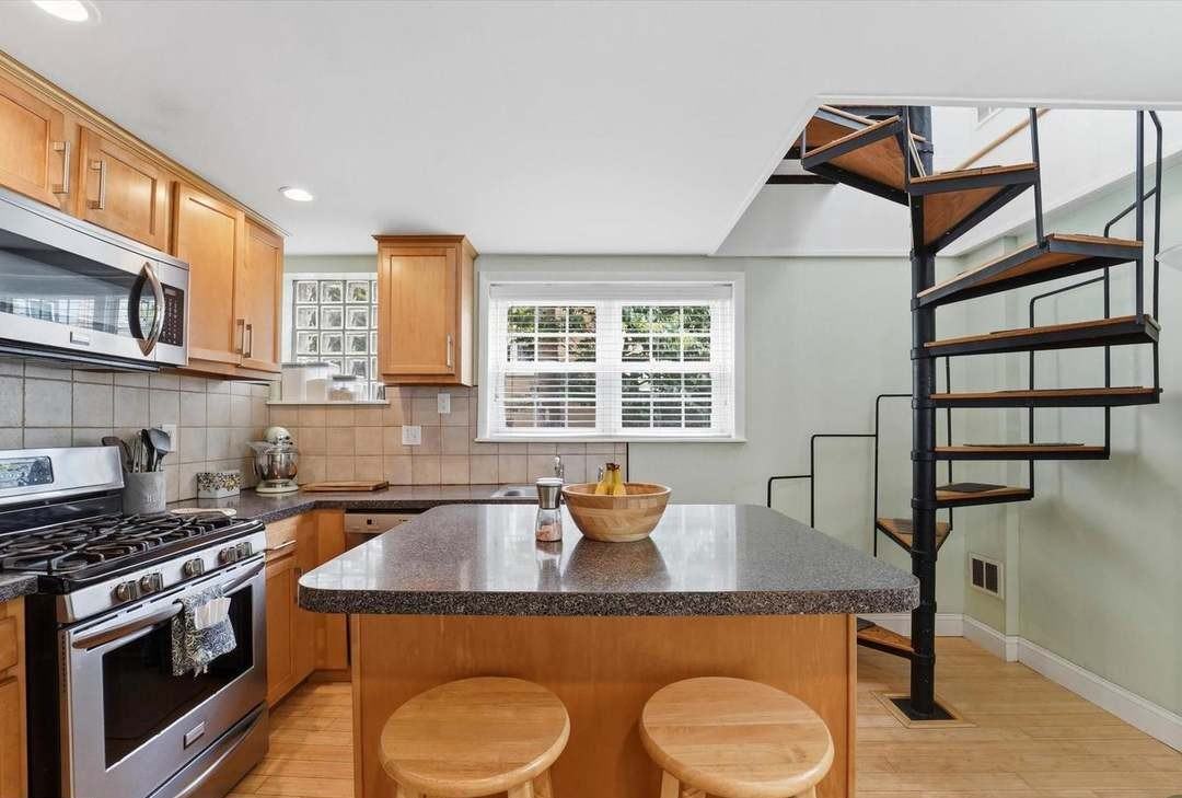 941 Montrose St - Photo 2 of 17