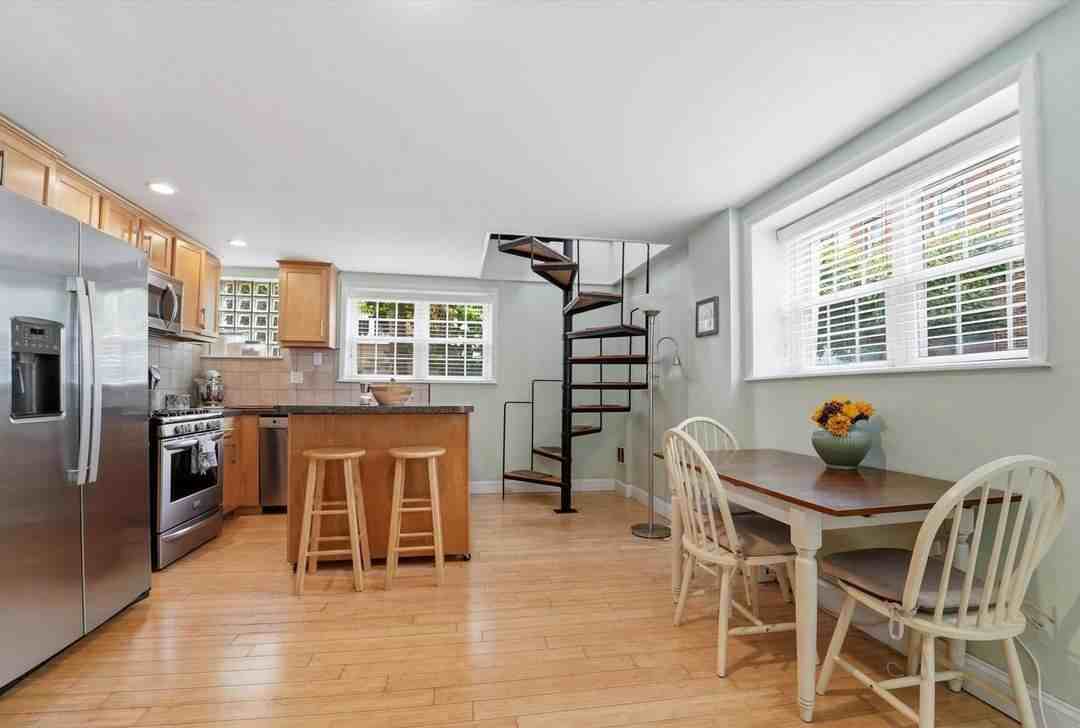 941 Montrose St - Photo 7 of 17