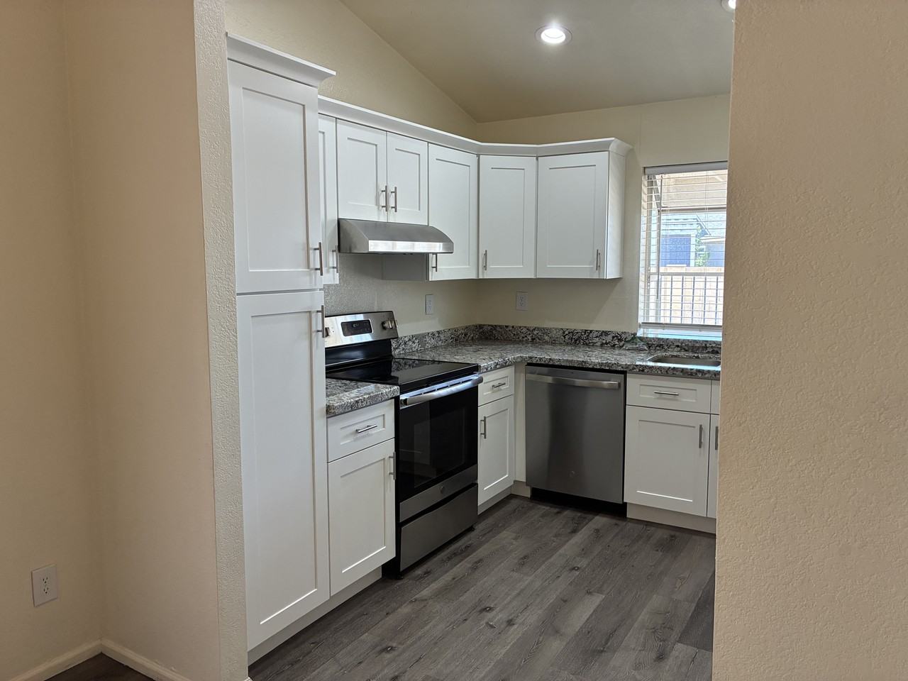 5637 W Yucca St - Photo 3 of 40