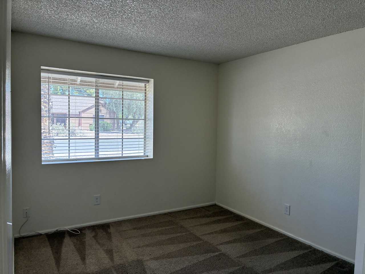 5637 W Yucca St - Photo 7 of 40