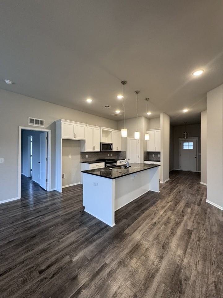 13322 S 19th Ct - Photo 3 of 12