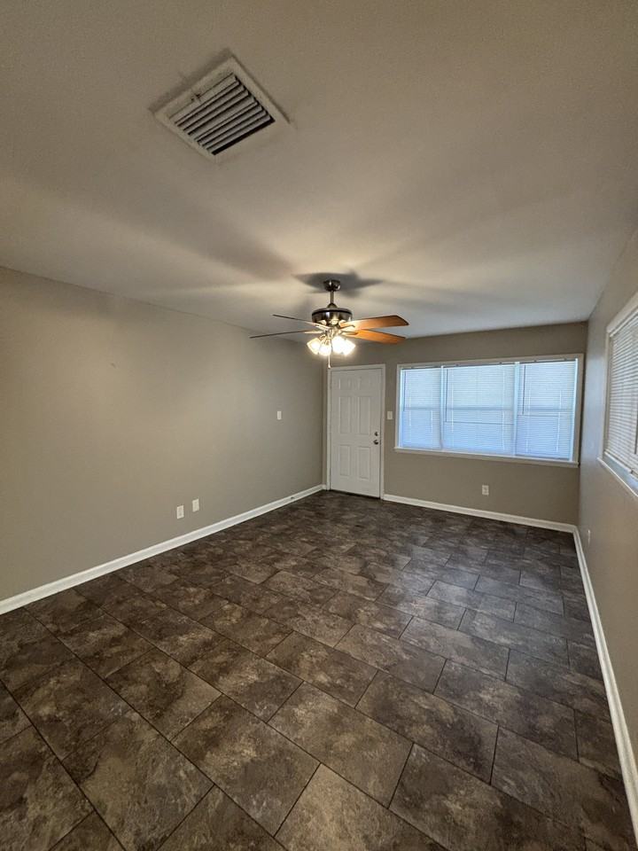 1405 Stone St - Photo 4 of 29