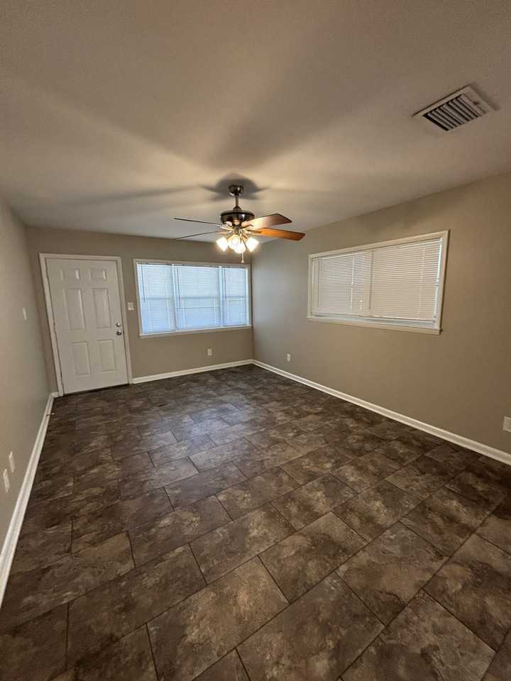 1405 Stone St - Photo 5 of 29