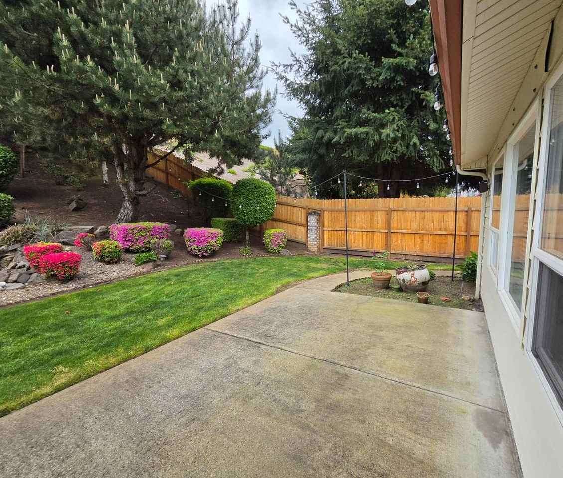 1702 Nw Gregory Dr - Photo 3 of 30