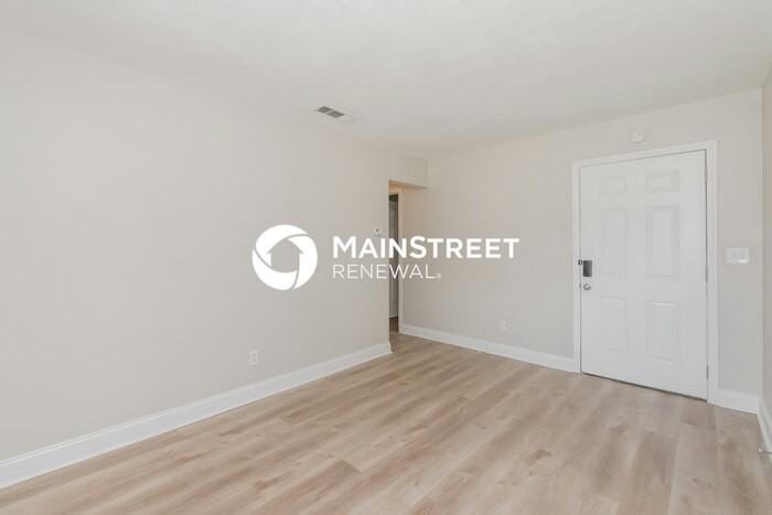 5205 S 84th St - Photo 3 of 16