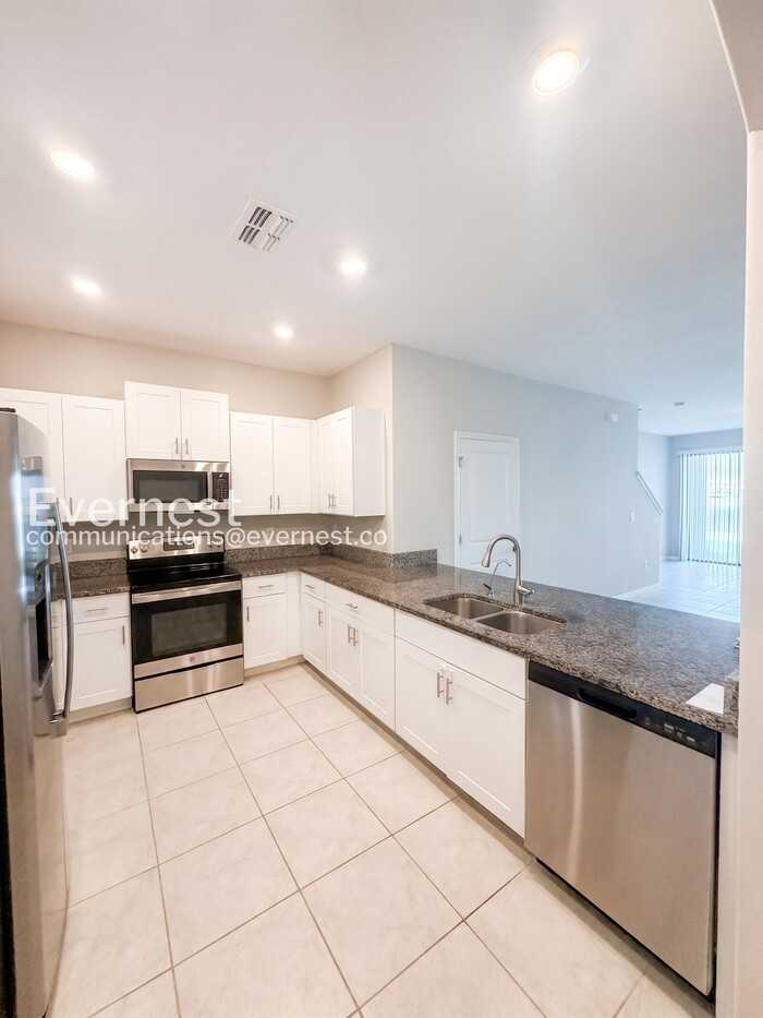 946 Royal Empress Dr - Photo 3 of 32