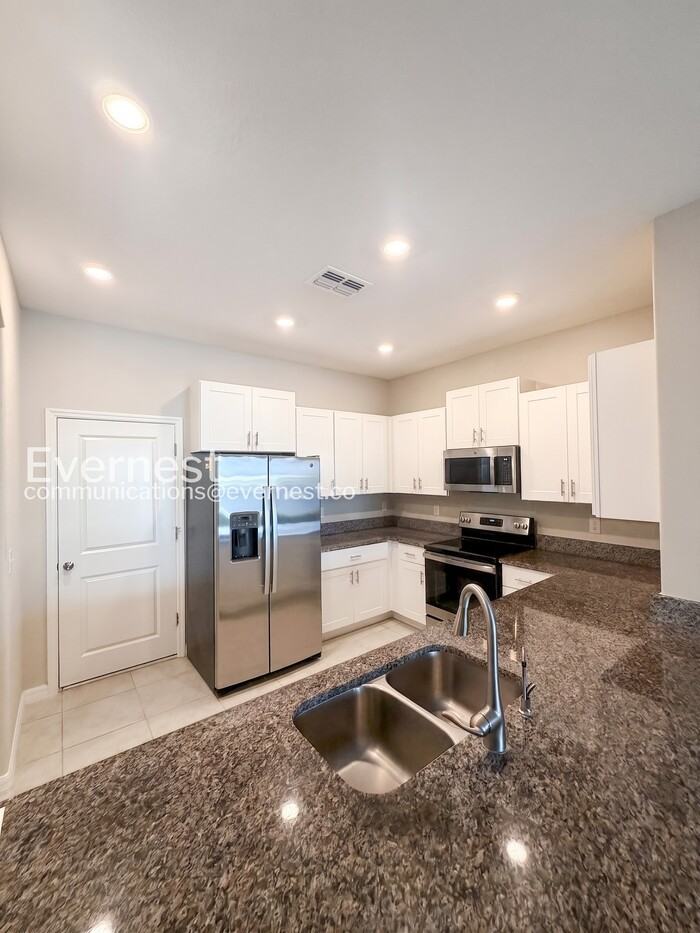 946 Royal Empress Dr - Photo 4 of 32
