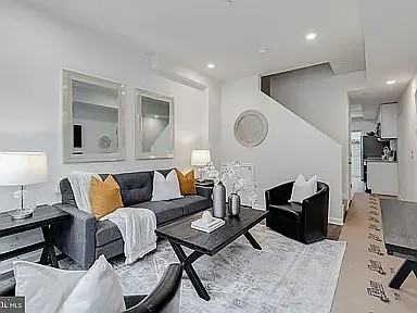 2224 Greenwich Street - Photo 2 of 11