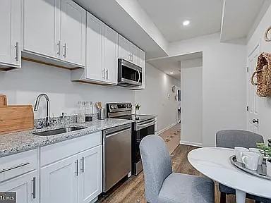 2224 Greenwich Street - Photo 6 of 11
