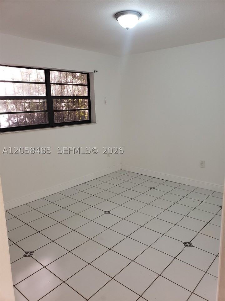 2998 Nw 30th St - Photo 6 of 9