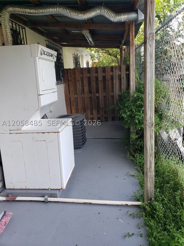 2998 Nw 30th St - Photo 7 of 9