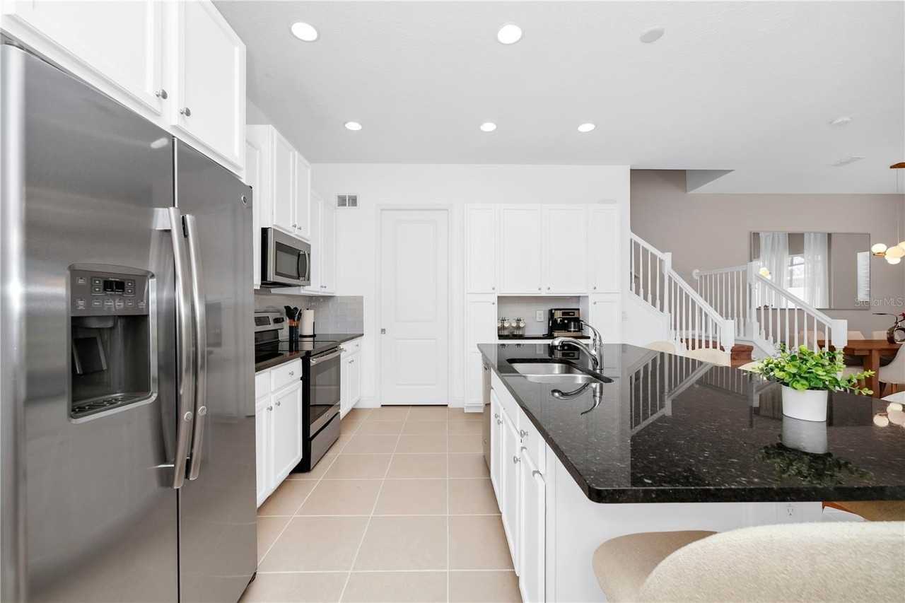 302 Captiva Dr - Photo 3 of 40
