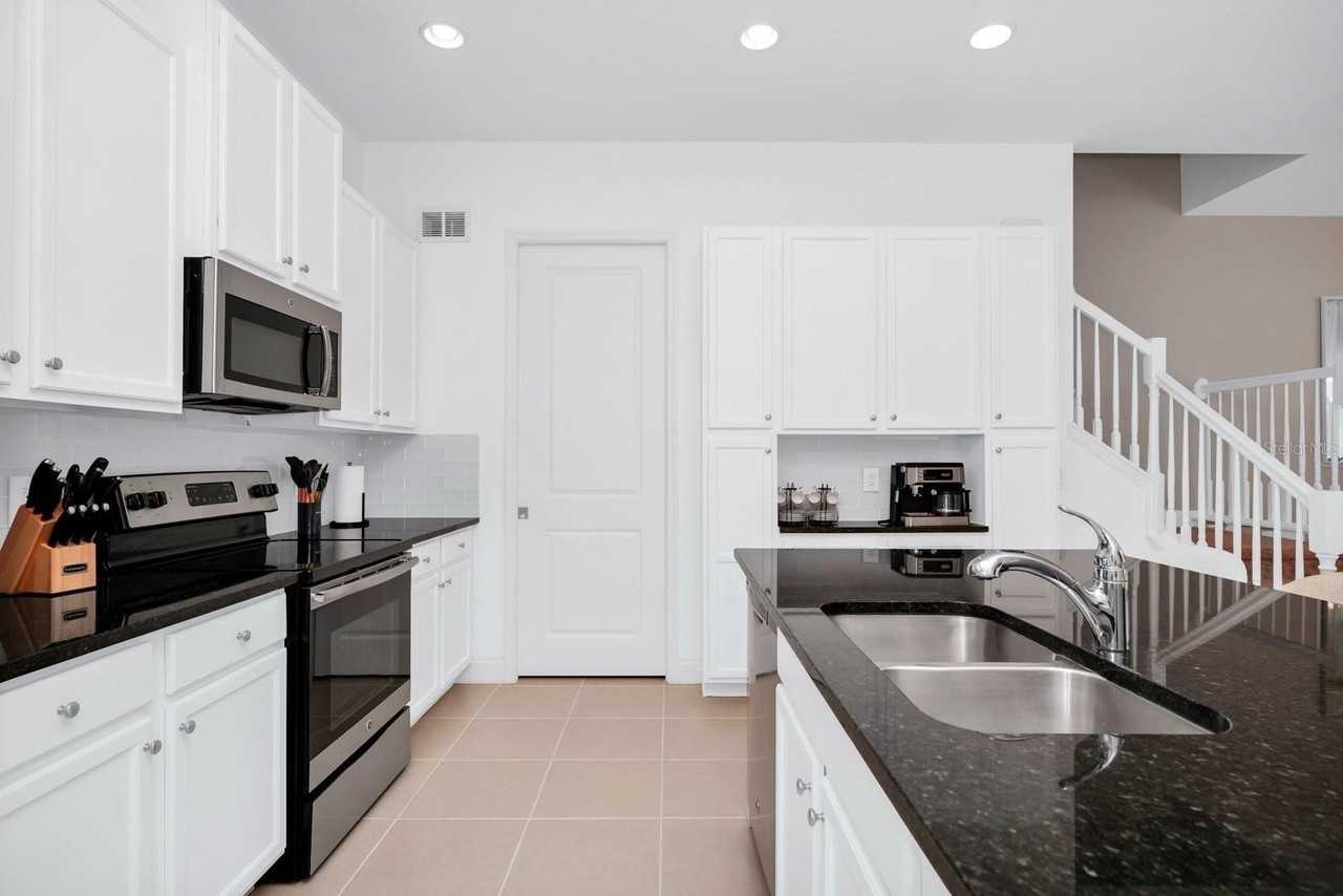 302 Captiva Dr - Photo 4 of 40