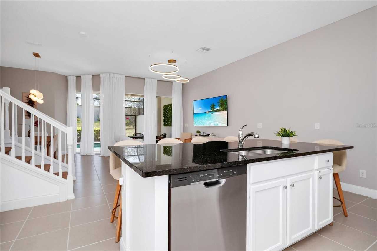 302 Captiva Dr - Photo 5 of 40