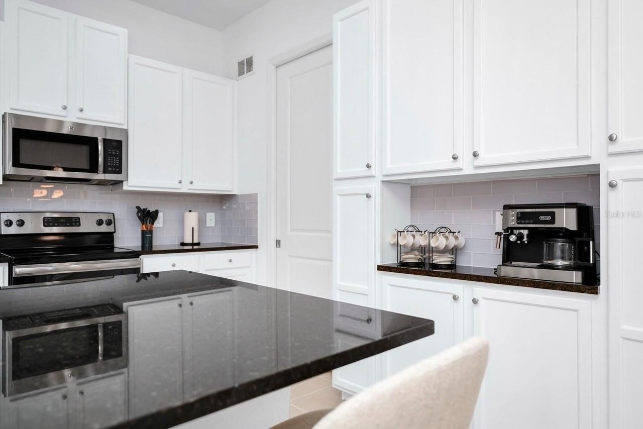 302 Captiva Dr - Photo 7 of 40