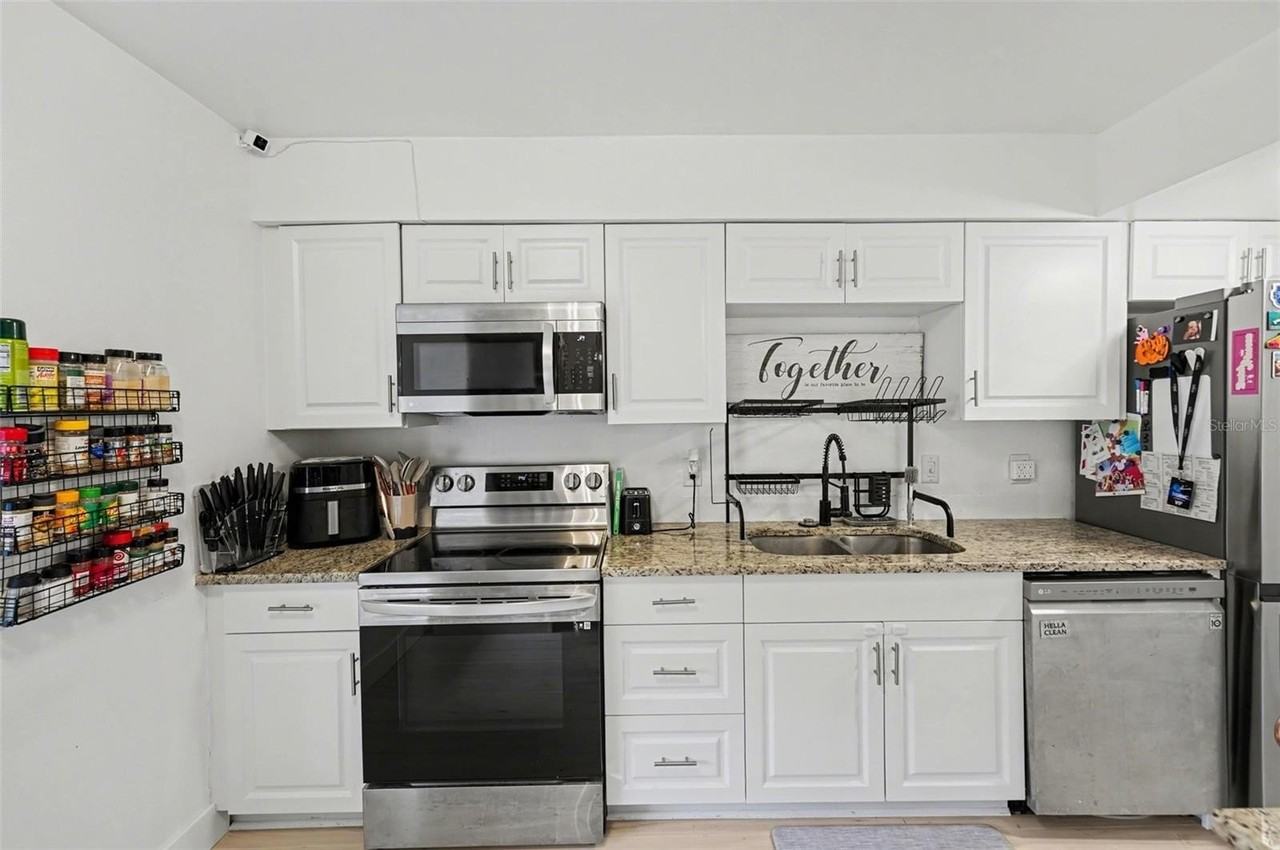 1819 Clearbrooke Dr - Photo 2 of 23