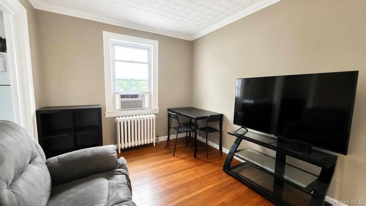 275 Bayville Ave #2E - Photo 2 of 7
