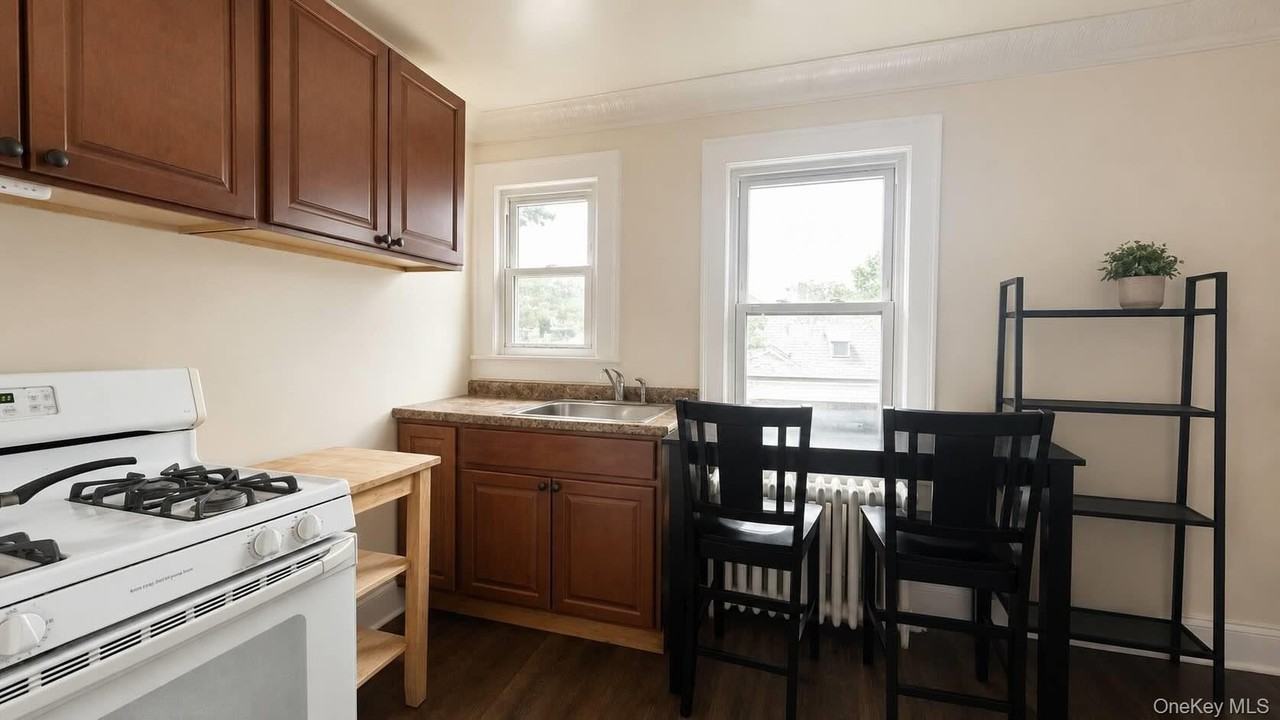 275 Bayville Ave #2E - Photo 3 of 7