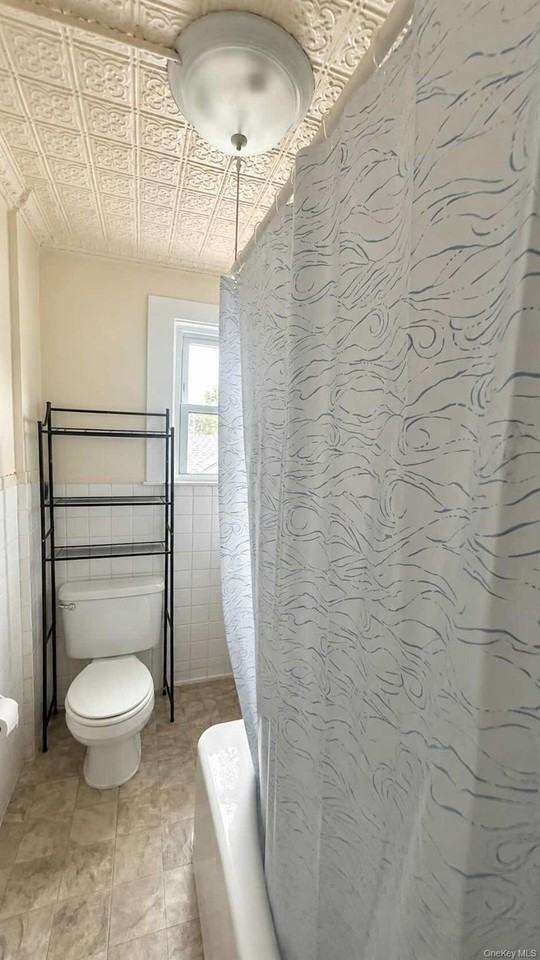275 Bayville Ave #2E - Photo 4 of 7