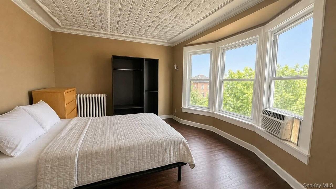 275 Bayville Ave #2E - Photo 5 of 7