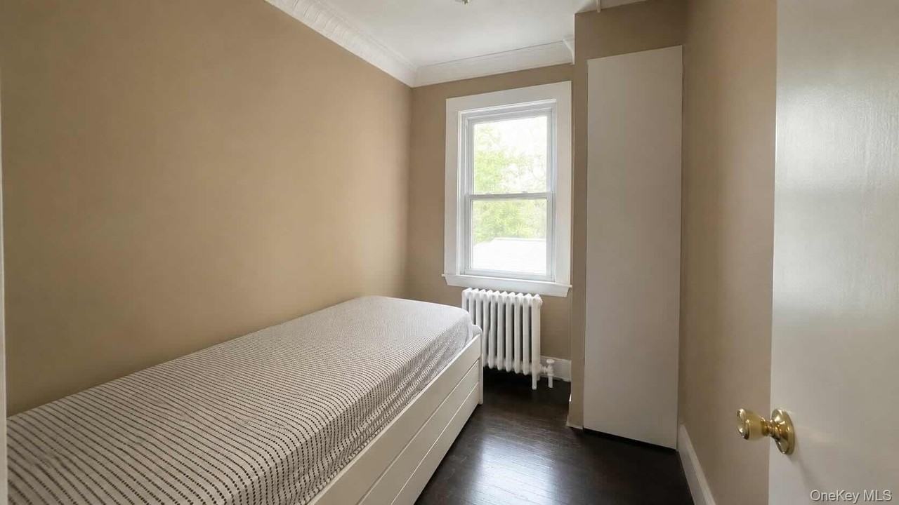 275 Bayville Ave #2E - Photo 6 of 7