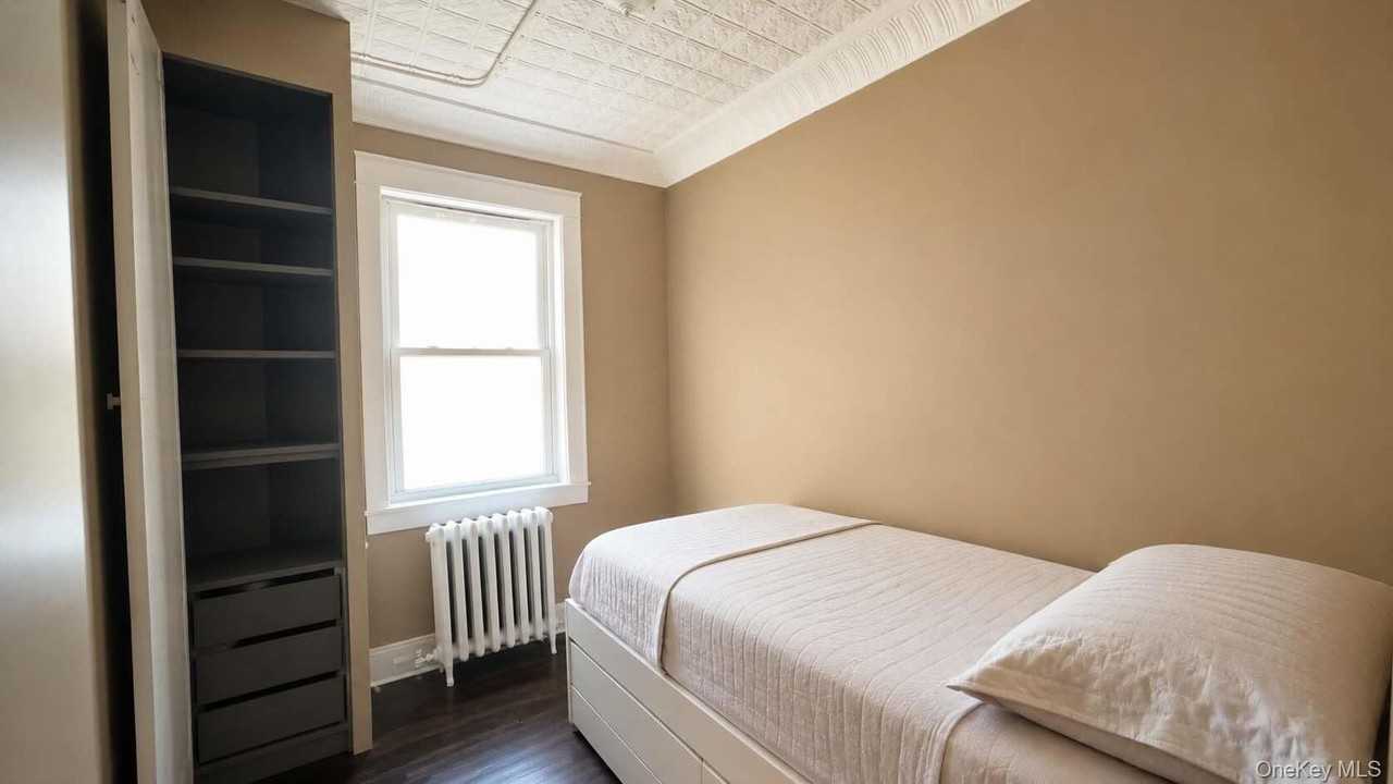 275 Bayville Ave #2E - Photo 7 of 7