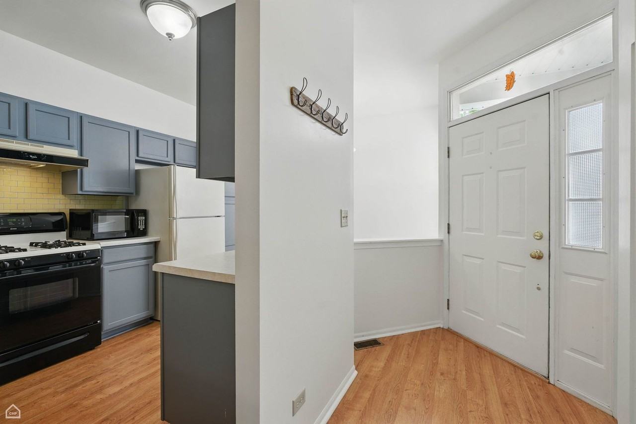 2052 Waverly Ln - Photo 2 of 15