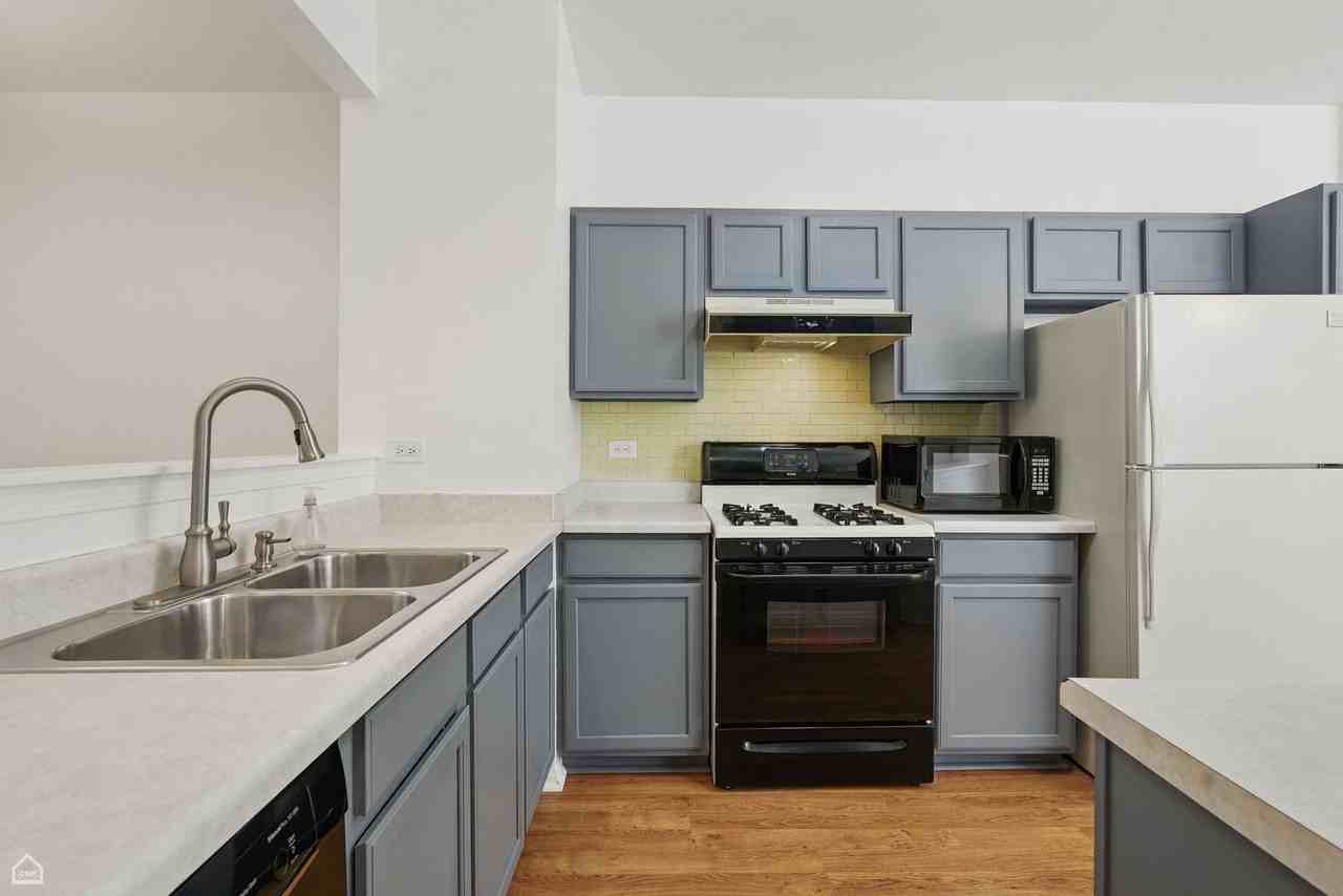 2052 Waverly Ln - Photo 3 of 15