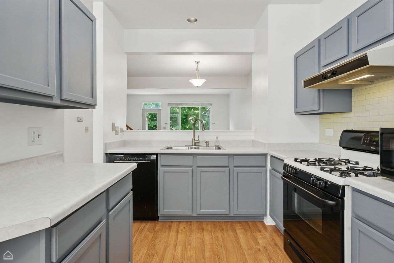 2052 Waverly Ln - Photo 4 of 15