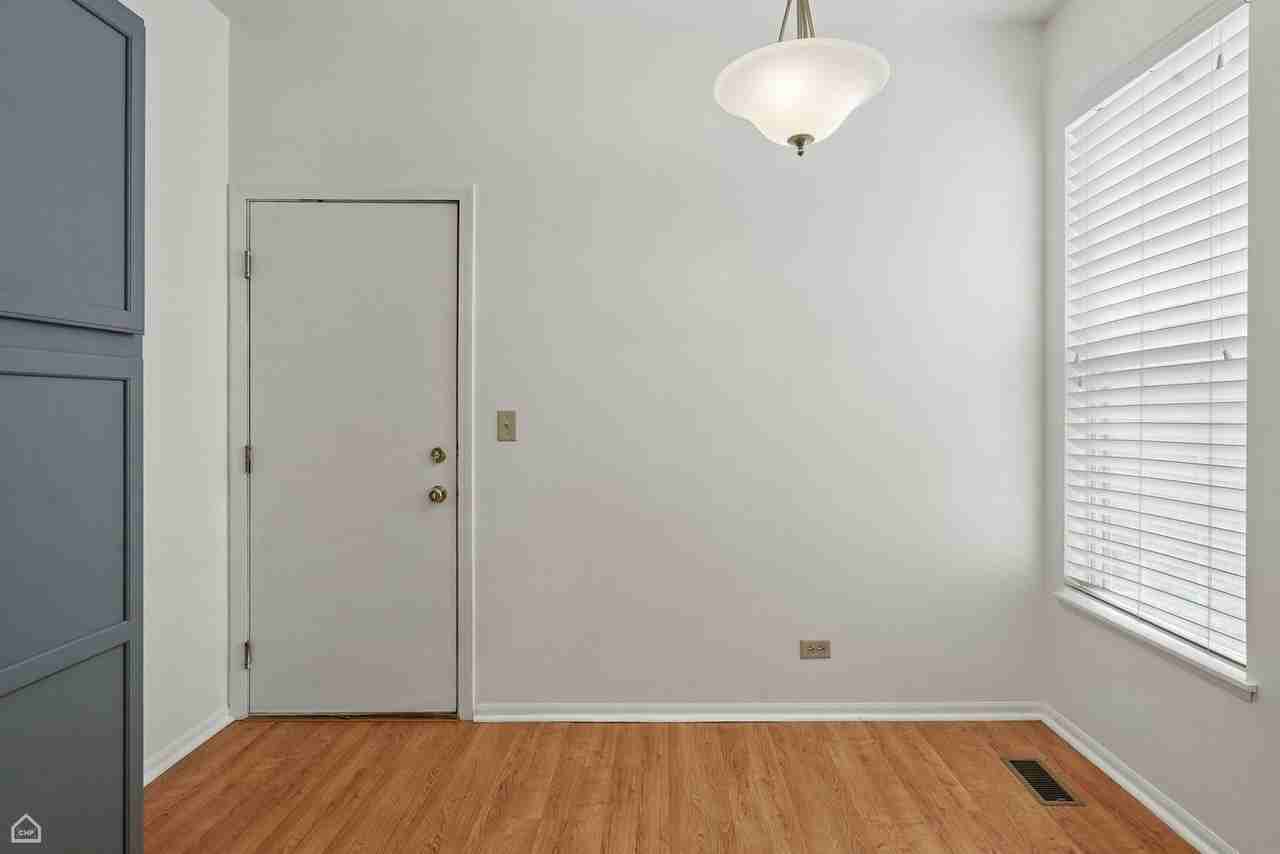 2052 Waverly Ln - Photo 5 of 15