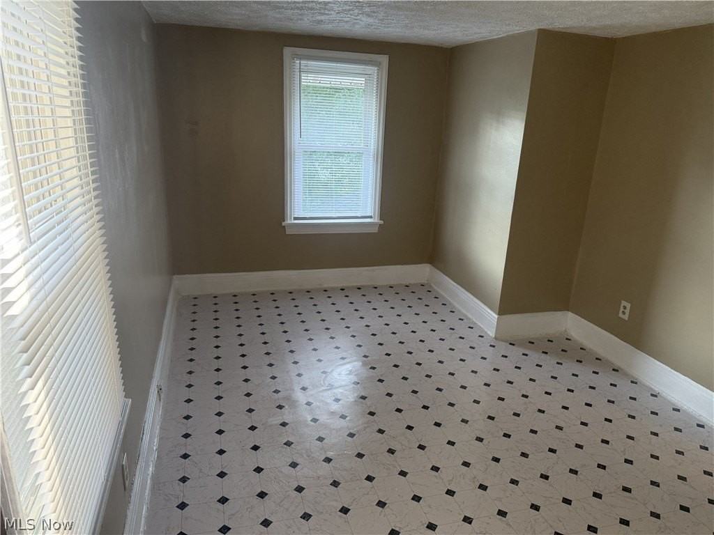 1500 Sweitzer Ave - Photo 2 of 3