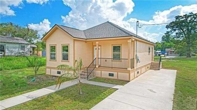 2110 Mardi Gras Blvd - Photo 2 of 12