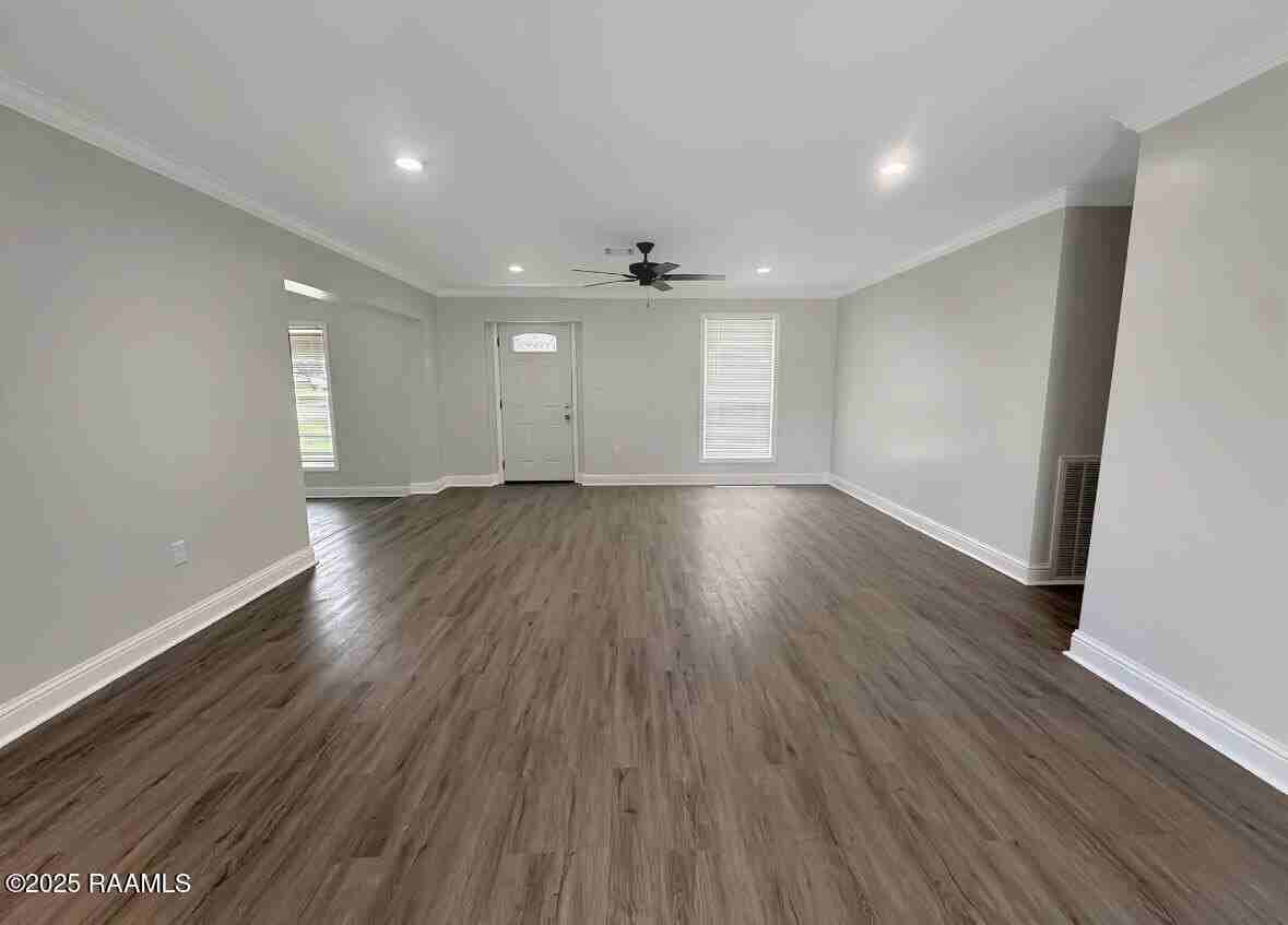 115 Margaret St - Photo 4 of 11