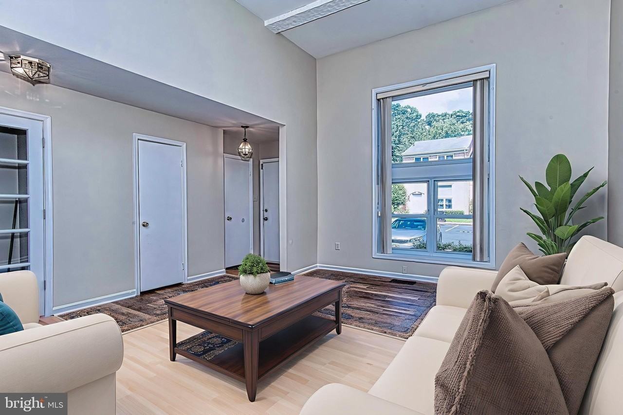 8467 Ivy Glen Ct - Photo 3 of 45