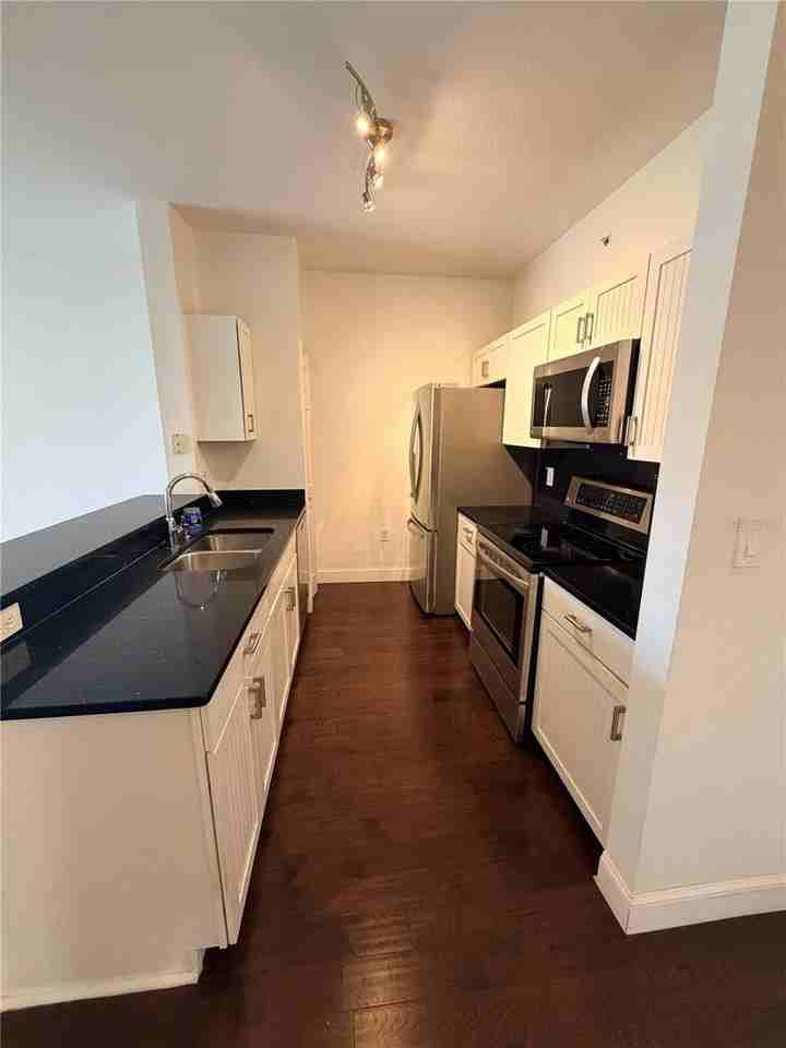 5475 Vineland Rd #8311 - Photo 5 of 17