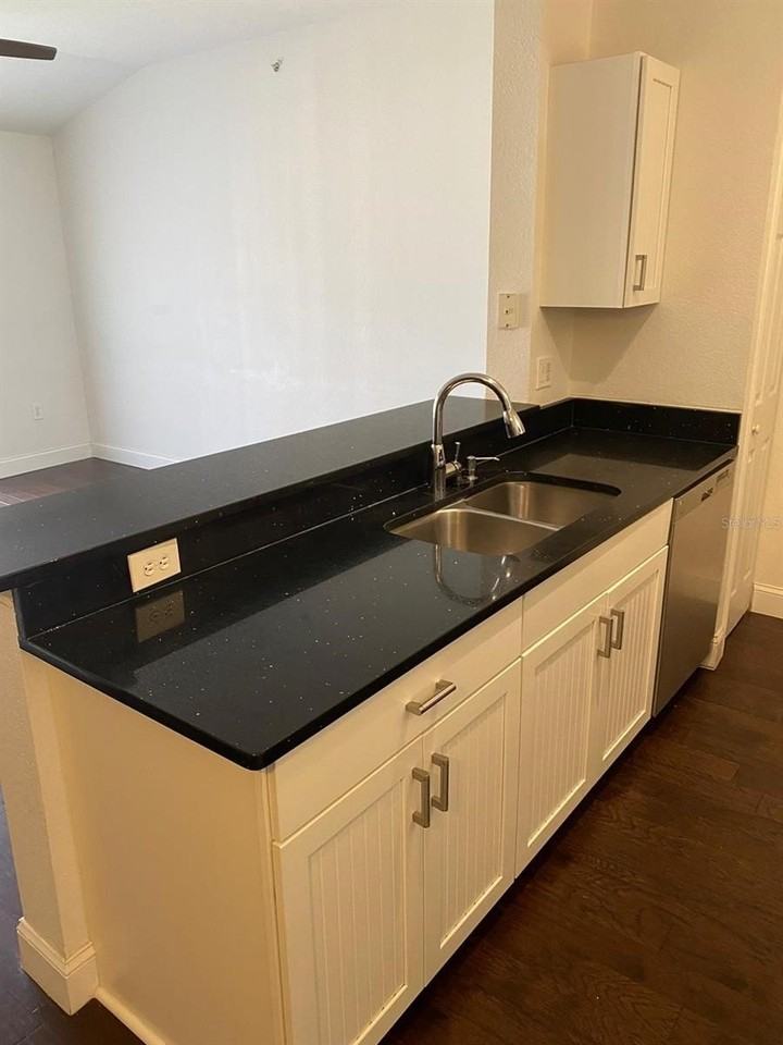 5475 Vineland Rd #8311 - Photo 6 of 17