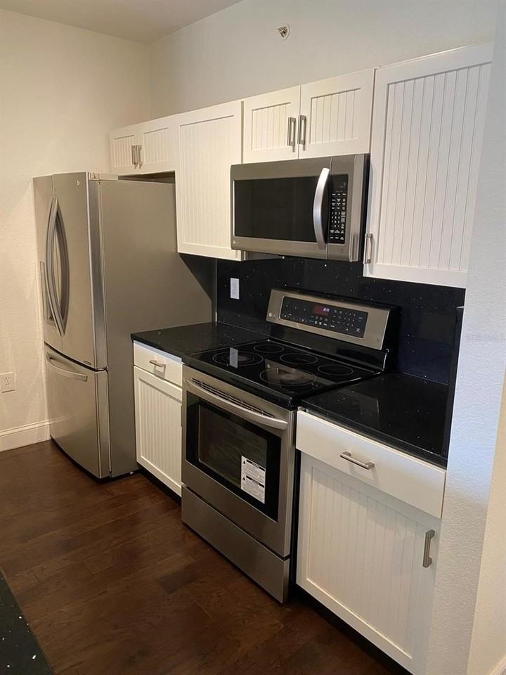 5475 Vineland Rd #8311 - Photo 7 of 17