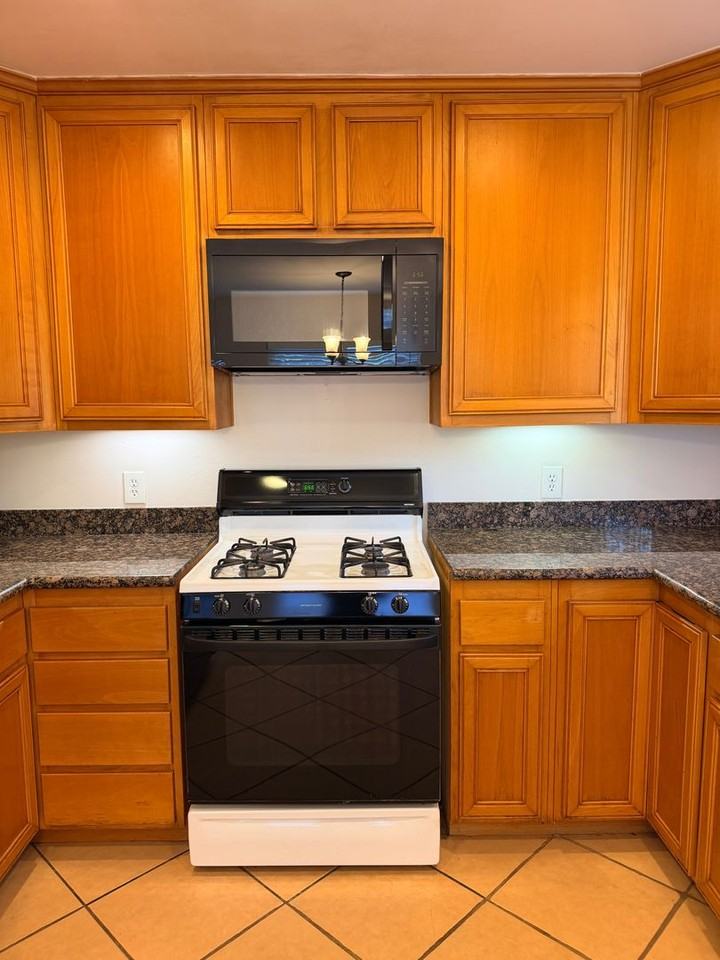 1377 Monserate Ave - Photo 5 of 9