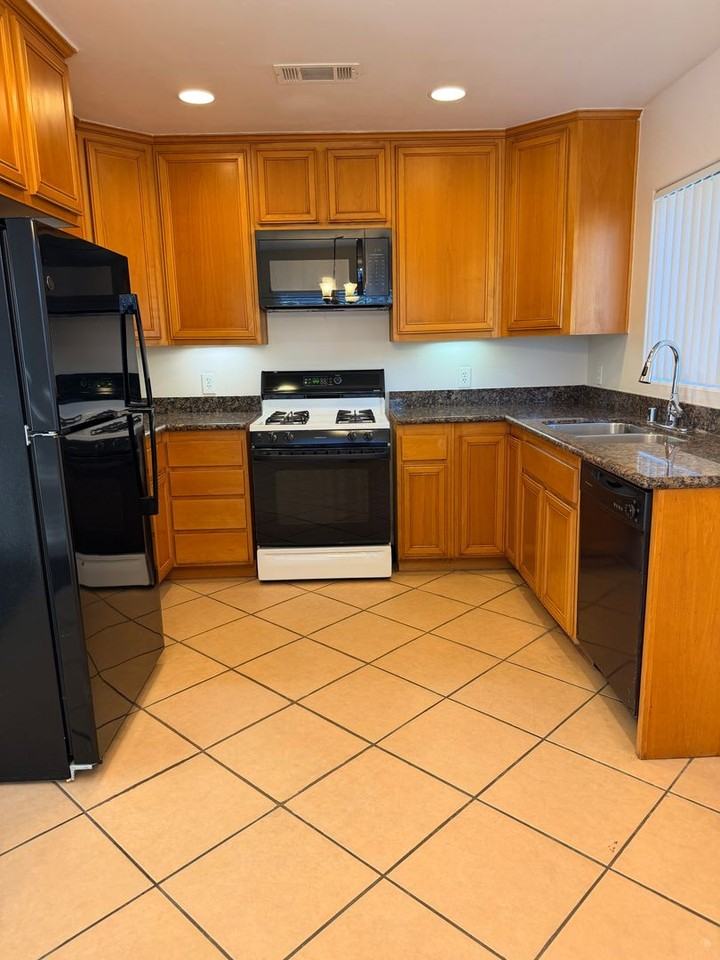 1377 Monserate Ave - Photo 6 of 9