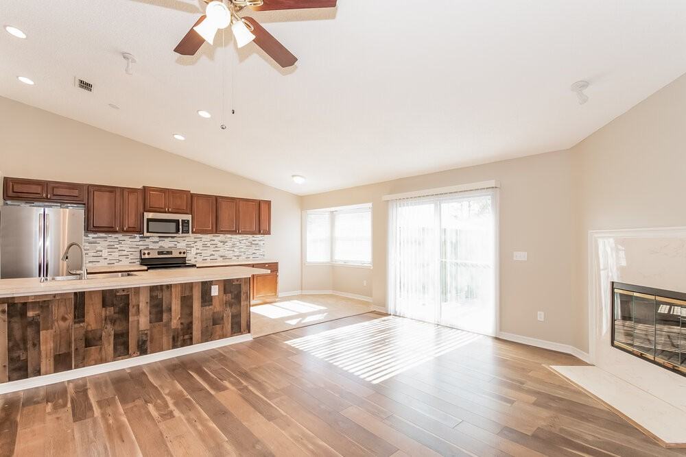 8448 Pikes Peak Dr N - Photo 6 of 15