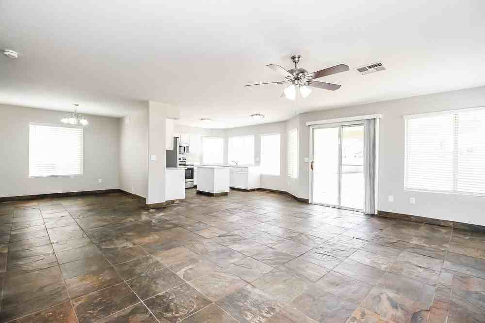 927 E Glenmere Dr - Photo 4 of 17