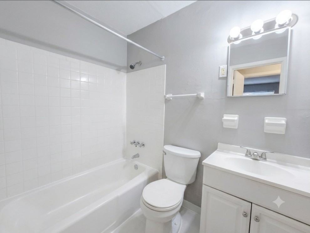 475 W Grand Ave #6 - Photo 4 of 6