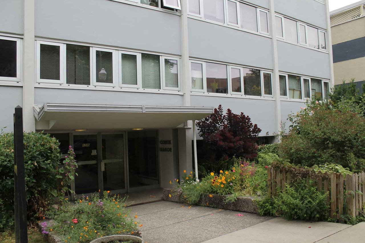 Comox Manor - Photo 4 of 4