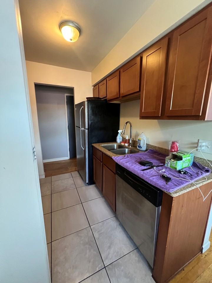 7522 North Greenview Avenue #405 - Photo 4 of 8